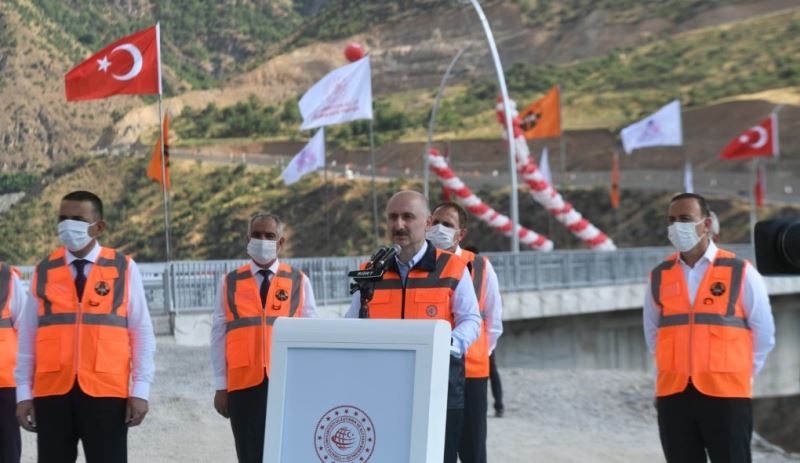 ULAŞTIRMA VE ALTYAPI BAKANI KARAİSMAİLOĞLU: TÜRKİYE’NİN EN YÜKSEK KÖPRÜSÜ BEĞENDİK BOTAN KÖPRÜSÜ’NDEN YAKLAŞIK 1.5 MİLYON ARAÇ GEÇTİ
