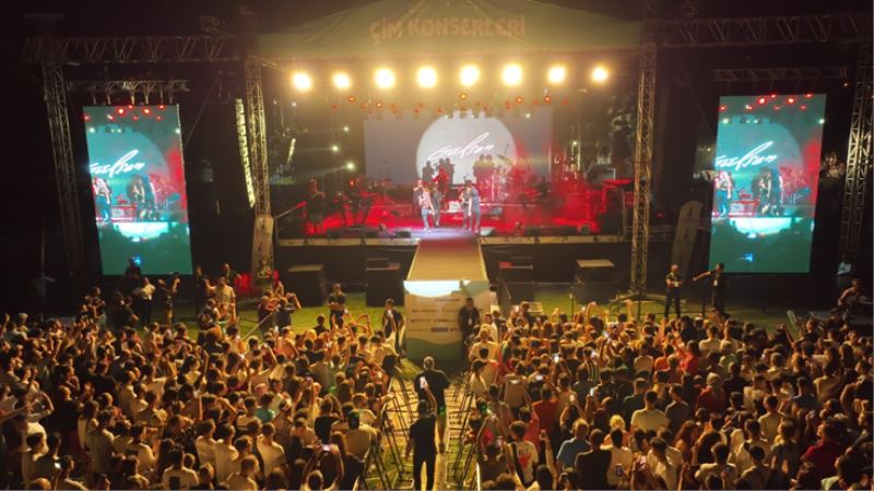 Binlerce İzmirli Gülşen’in şarkılarını söyledi