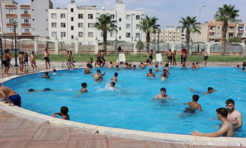 Şanlıurfalı Gençler, Büyükşehir Yüzme Havuzlarında Serinledi