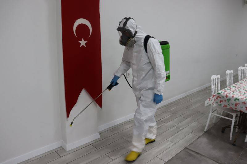 İZMİT BELEDİYESİ YIL BOYUNCA DEZENFEKSİYON VE İLAÇLAMA ÇALIŞMALARINDA HIZ KESMEDİ