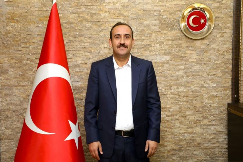 Girmeden tefrika bir millete düşman giremez,  Toplu vurdukça yürekler, onu top sindiremez.  Hayırlı Cumalar