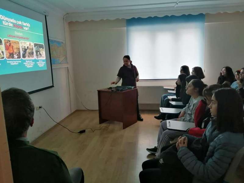 ÖĞRENCİLERE SOKAK HAYVANLARI İLE YAŞAM VE HAYVAN SEVGİSİNİ ANLATTILAR