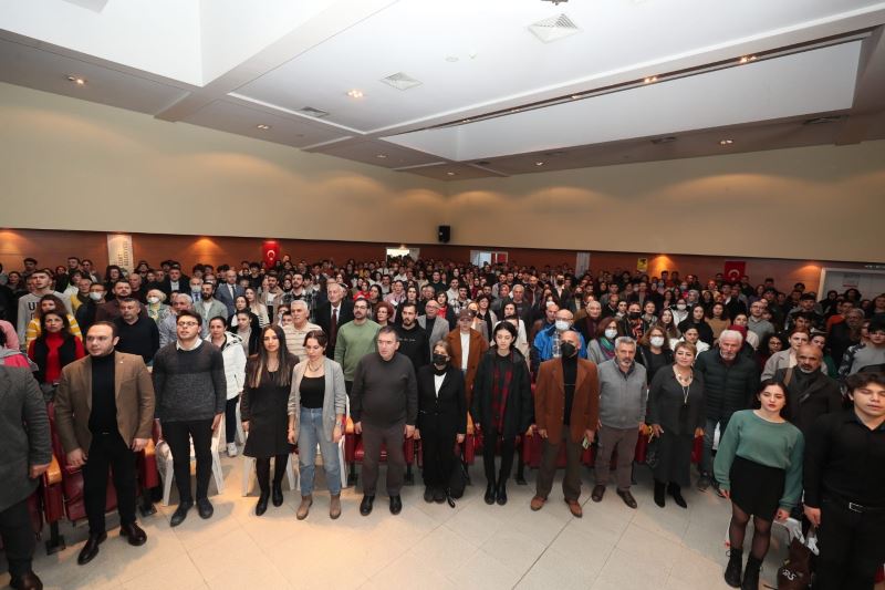 ATATÜRK’ÜN İZMİT ZİYARETİNİN 100. YILINDA GENÇLERDEN İLBER ORTAYLI’YA YOĞUN İLGİ