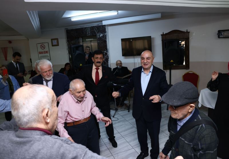 Başkan Altınok huzurevinde yeni yılı kutladı