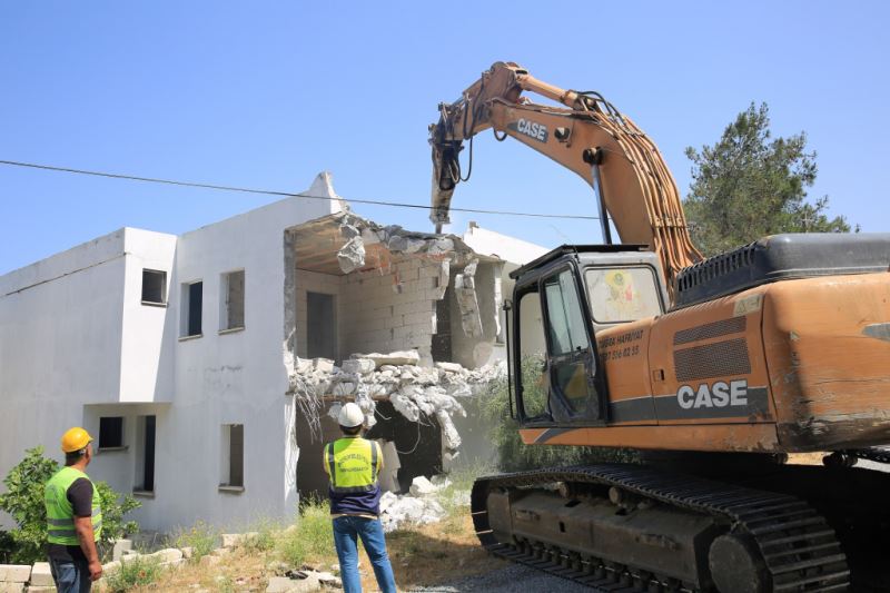 İMARA AYKIRI YAPILARIN YIKIMI DEVAM EDİYOR