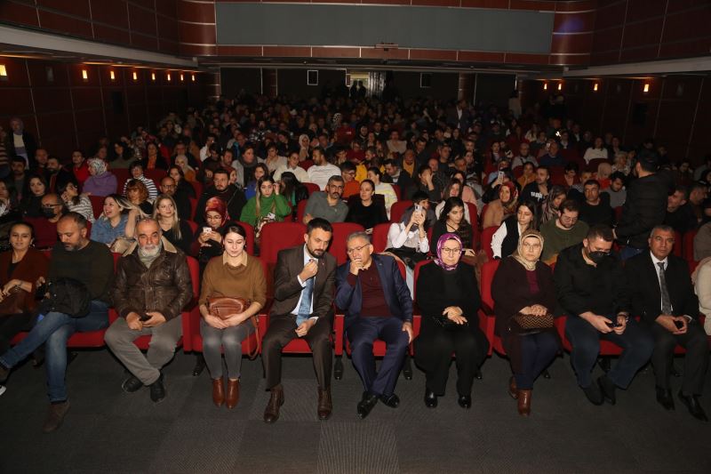 Büyükkılıç, Tiyatro Oyununu İzledi, Sanatseverleri Davet Etti