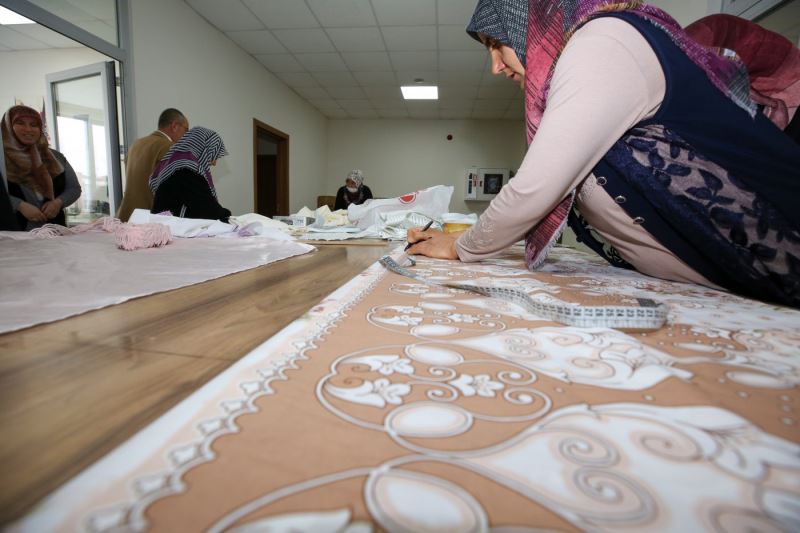 YATILI ÖĞRENCİLERİN EŞOFMANLARI MERAM’IN BU TESİSİNDE ÜRETİLİYOR