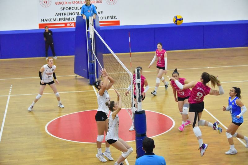 BİZİM KIZLAR GRUP LİDERLİĞİNİ SÜRDÜRÜYOR