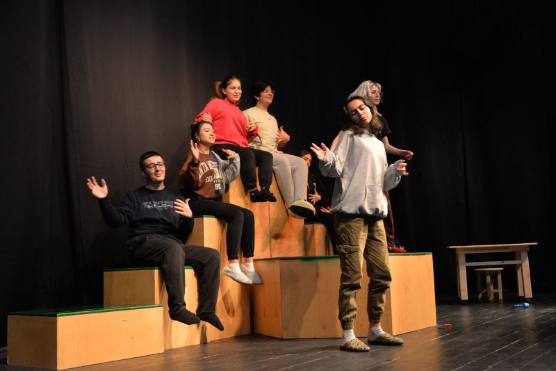 BOZÜYÜKLÜ GENÇLERİN TİYATROSU SEYİRCİ KARŞISINA ÇIKIYOR