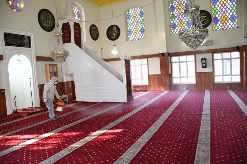 Regaib Kandili Dolayısıyla Tüm Camilere Gül Suyu Sıkıldı