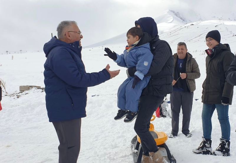 Büyükkılıç, Erciyes’te Kayak Severlerle Buluştu