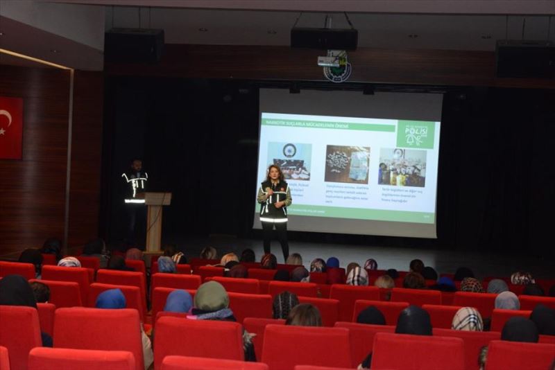 İnesmek Kursiyerlerine “En İyi Narkotik Polisi Anne Projesi” Anlatıldı