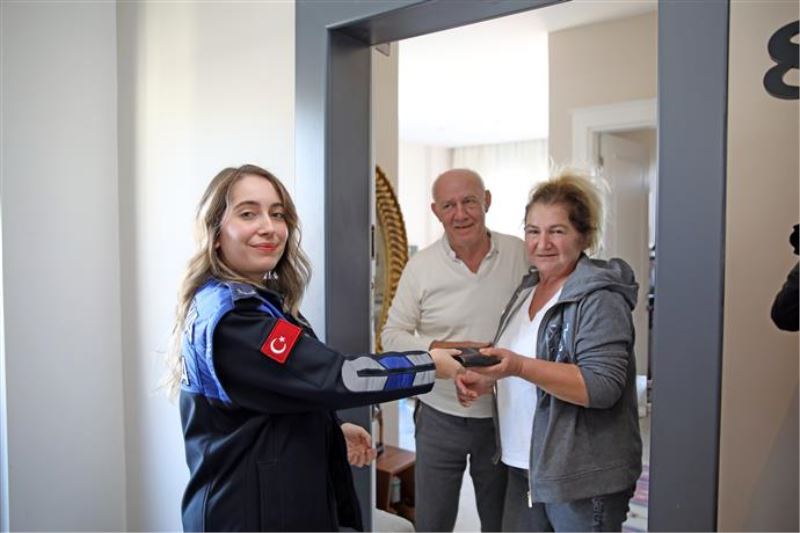 ZABITA EKİPLERİ BULDUKLARI CÜZDANLARI SAHİPLERİNE TESLİM ETTİ