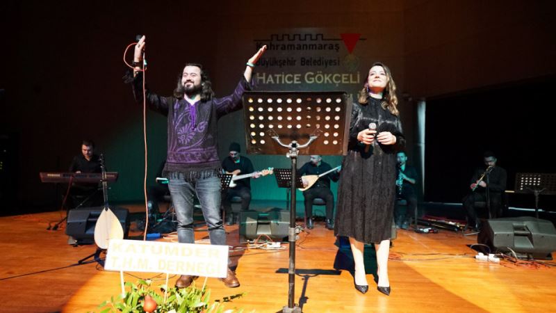 Gökçeli ve Güçlü Söyledi, Müzikseverler Eşlik Etti