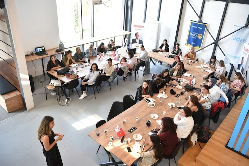 Avcılar’da Kadınlar Üreten Eller Projesi ile Dijitalleşiyor