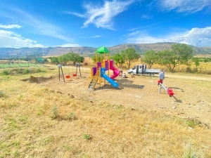 Kentin çeşitli noktalarına çocuk oyun grupları yerleştirildi