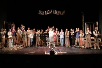 ŞEHİR TİYATROLARI’NDA YENİ SEZON “AYAK BACAK FABRİKASI” İLE BAŞLADI