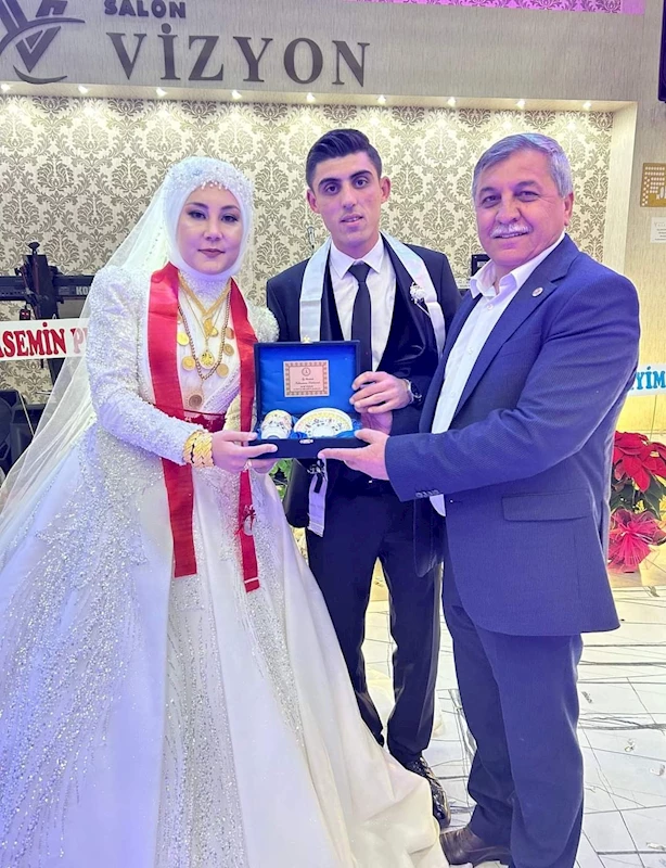Genç çiftlere iki cihan saadeti temenni ediyoruz.