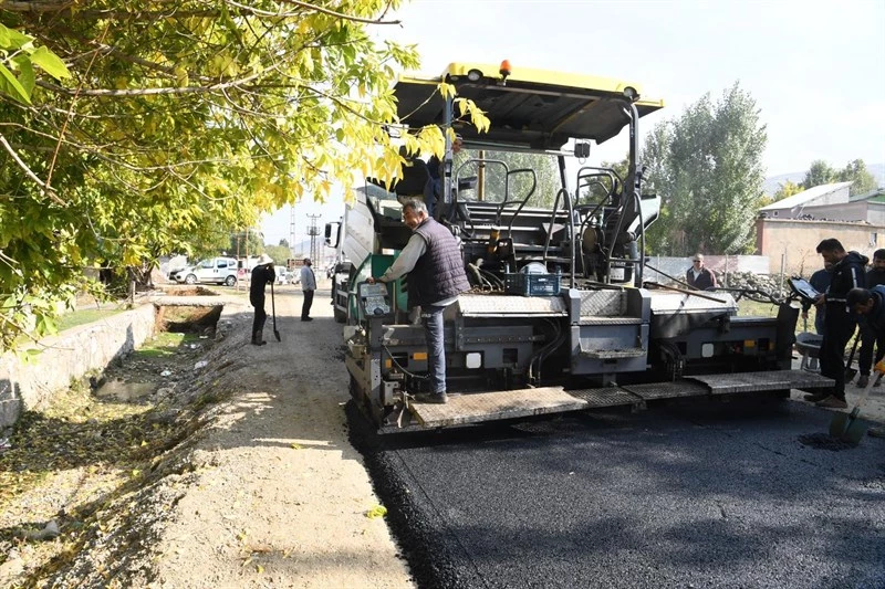 GÜZELTEPE MAHALLESİNDE ASFALT ÇALIŞMASI