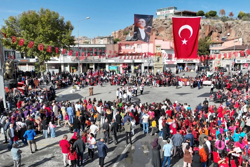 29 Ekim Cumhuriyet Bayramı İlçemizde 100. yıla uygun coşku ve programlarla Belediye Başkanımız Av. Mustafa İlmek, İlçe Kaymakamımız Sn. Aydın Göçer,
