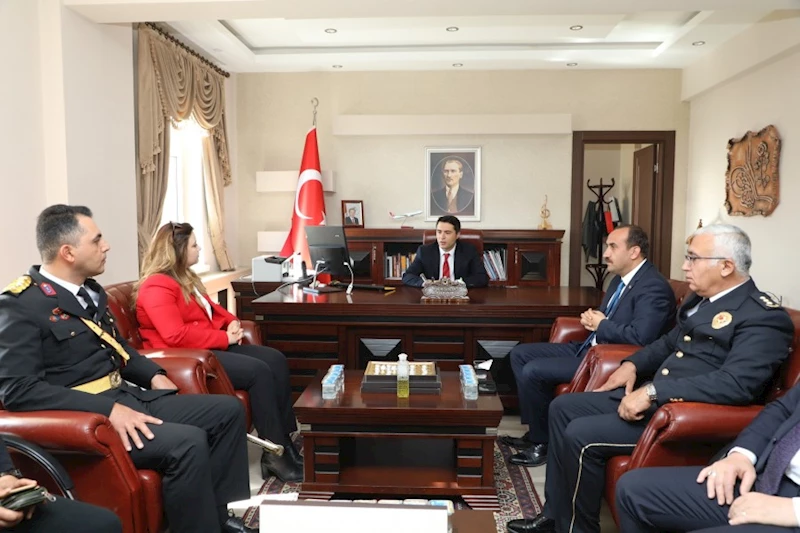 Belediye Başkanımız Av. Mustafa İlmek, 29 Ekim Cumhuriyet Bayramı nedeniyle İlçe Kaymakamımız Sn. Aydın Göçer ile İlçe Kaymakamlığında