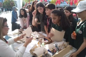 100. YILIN ANISINA YÜZLERCE YALOVA KAĞIDI VATANDAŞLARA HEDİYE EDİLDİ