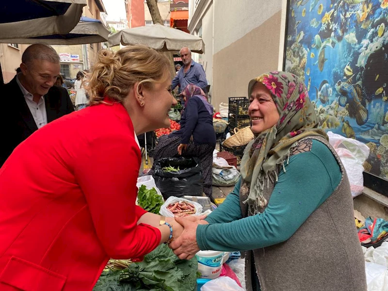 BAŞKAN HÜRRİYET, KÖYLÜ PAZARI ESNAFININ CUMHURİYET BAYRAMINI KUTLADI