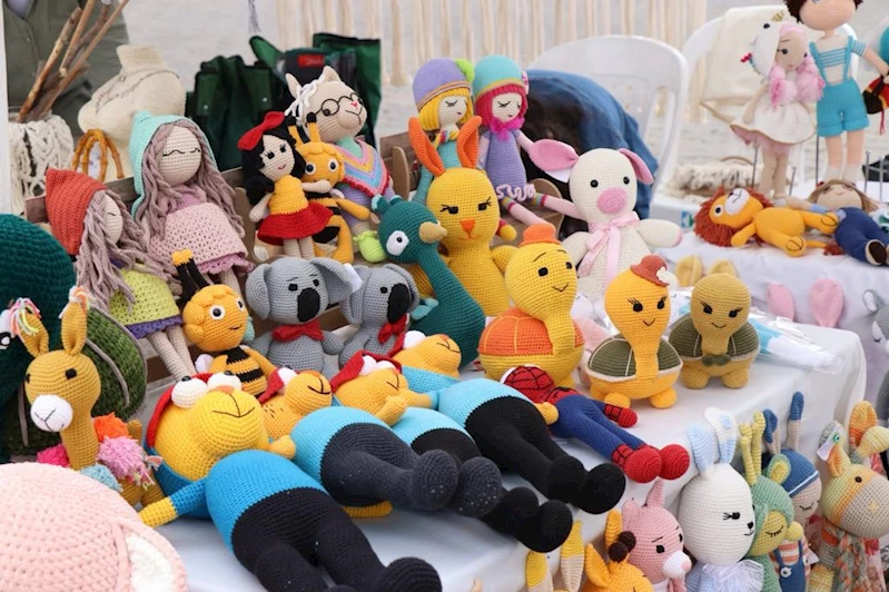 İZMEK’TE ÜRETİLEN EL EMEĞİ ÜRÜNLER KENTİN FARKLI NOKTALARINDA VATANDAŞLARI BEKLİYOR