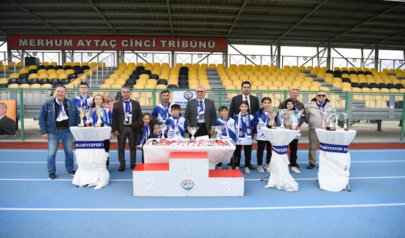 Mustafa Helvacıoğlu, Ahmet Tek’i başarılarından dolayı tebrik etti