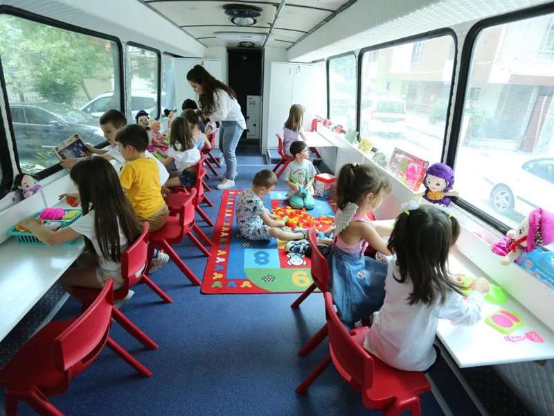 ANNE VE BABALAR PAZARDA ALIŞVERİŞTE ÇOCUKLAR İSE “GEZİCİ OYUN EVİ” İLE ETKİNLİKTE