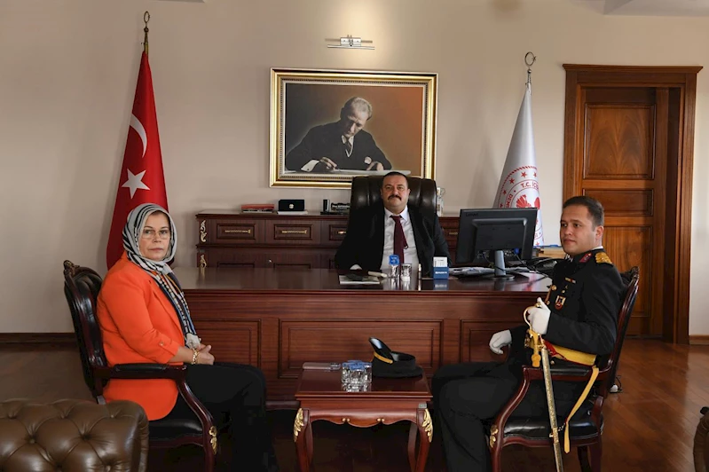 Demre Kaymakamımız Onur Şatıroğlu 29 Ekim Cumhuriyet Bayramı Münasebetiyle Makamında Tebrikleri Kabul Etti