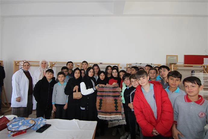 ALANYA BELEDİYESİ KURSLARINDA ÖĞRENCİLERE KİLİM DOKUMA DERSİ
