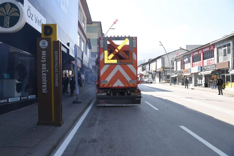 İSTASYON VE CUMHURİYET CADDELERİNDE YOL ÇİZGİ ÇALIŞMALARI KALDIĞI YERDEN DEVAM EDİYOR