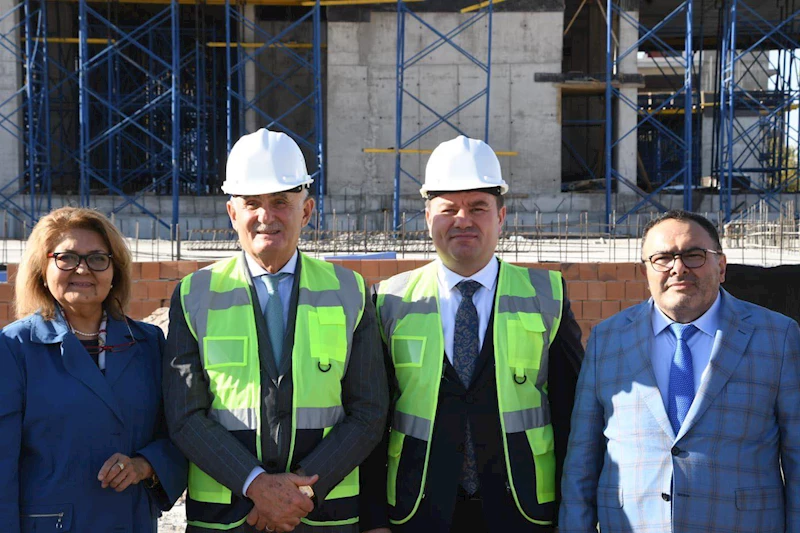 YENİ BELEDİYE HİZMET BİNASININ KABA İNŞAATI TAMAMLANMAK ÜZERE