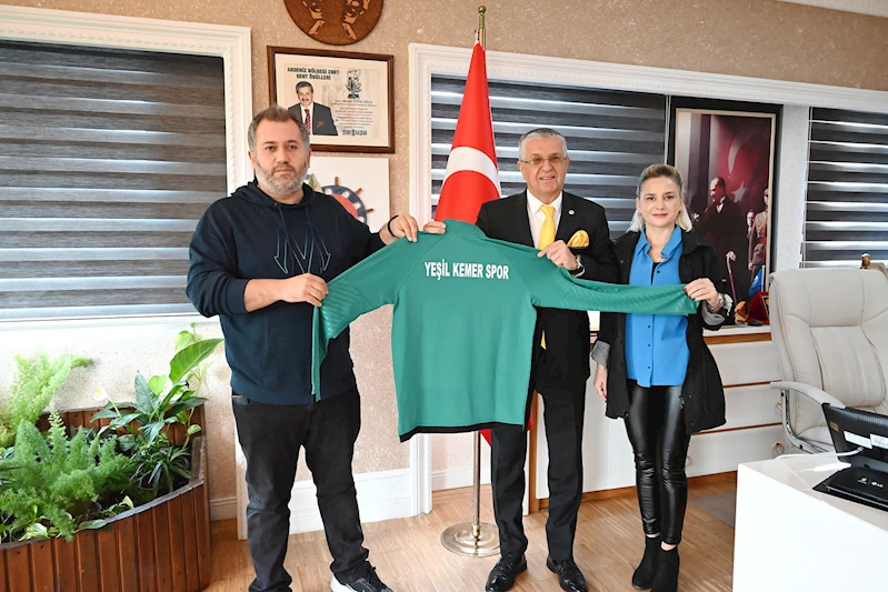 Kemer Belediyesi’nden futbolculara malzeme desteği