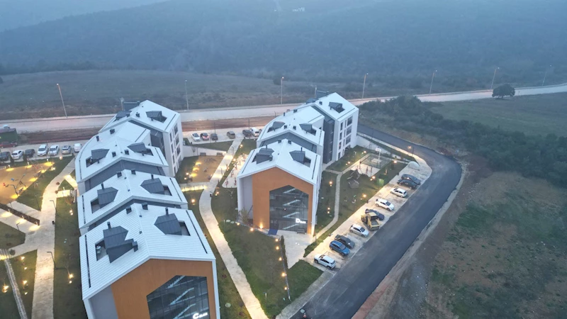 İZMİT BELEDİYESİ, KİPTAŞ ÇINAR EVLERİNİN ÇEVRESİNİ ASFALTA KAVUŞTURDU