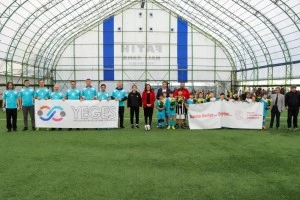 PROTOKOL MENSUPLARI İLE ÖĞRENCİLER HALI SAHA MAÇINDA BİR ARAYA GELDİ
