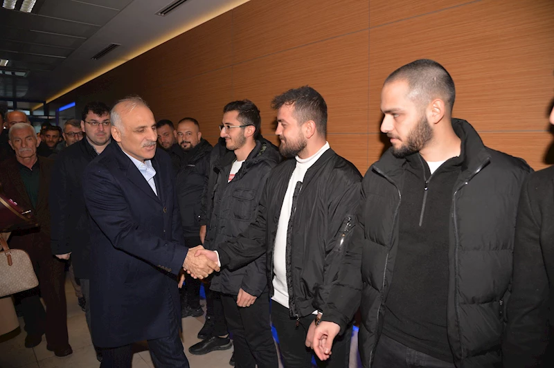 BAŞKAN ZORLUOĞLU’NA HAVALİMANINDA GÖRKEMLİ KARŞILAMA