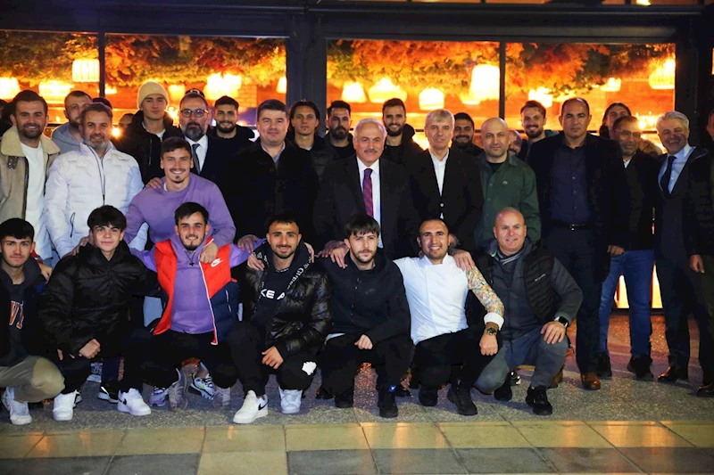BAŞKAN DİNÇER VE VALİ KUMBUZOĞLU MOTOLUX 68 AKSARAY BELEDİYESPORLU FUTBOLCULARLA MORAL YEMEĞİNDE BİRARAYA GELDİ