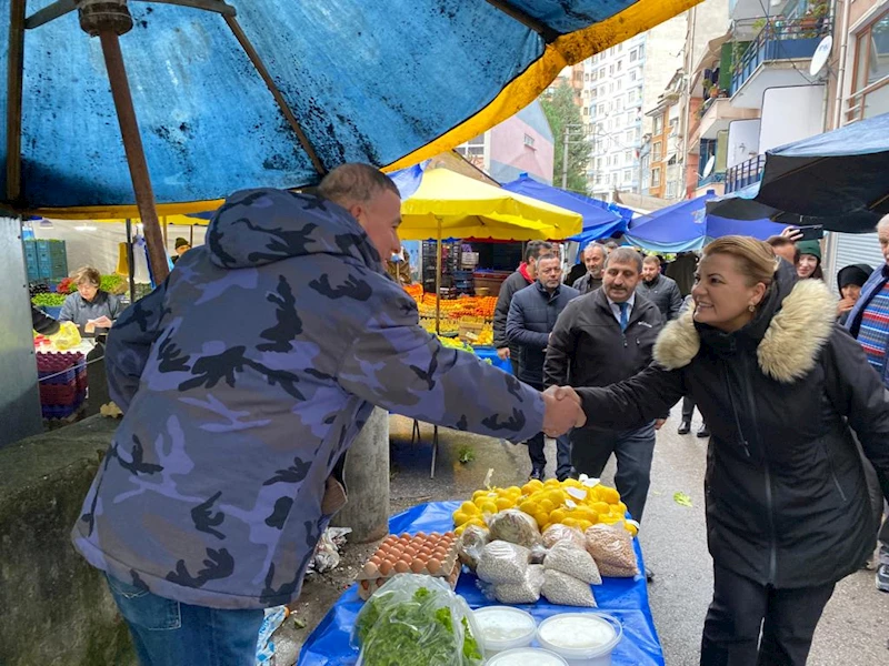 BAŞKAN HÜRRİYET GÜNE PAZARCI ESNAFI ZİYARETİYLE BAŞLADI