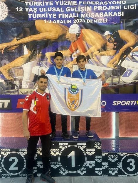 İnegöl Belediyesi’nin Genç Yüzücüleri Madalyalara Kulaç Attı