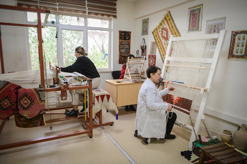 Ahmet Yesevi Aile Merkezi’ne Kilim Dokuma Tezgâhı
