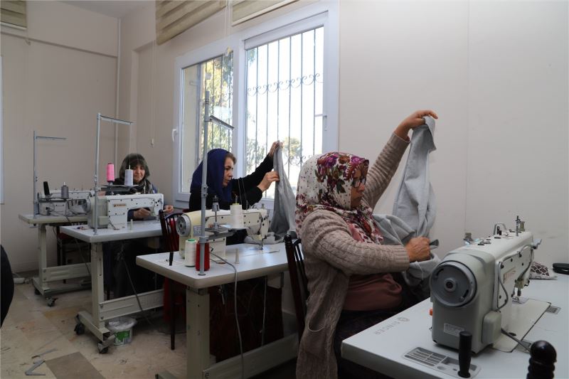 KADINLAR, SOĞUKLA DA MÜCADELE EDEN DEPREMZEDELER İÇİN İÇLİK VE FANİLA DİKİYOR