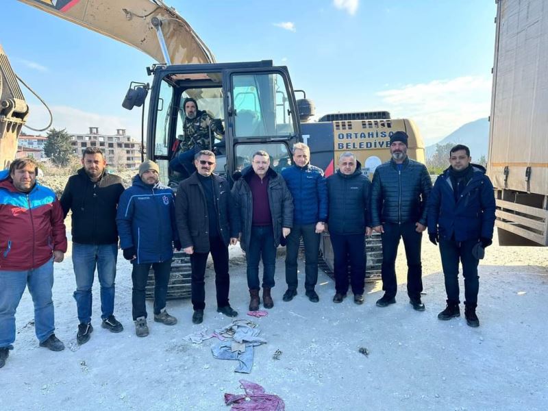 Fen işleri müdürlüğümüz deprem bölgesinde yardımlarına devam ediyor.