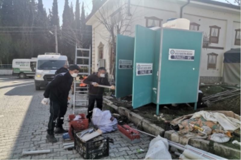 AFET BÖLGESİNE ULAŞTIRILAN SEYYAR TUVALETLER KURULUYOR