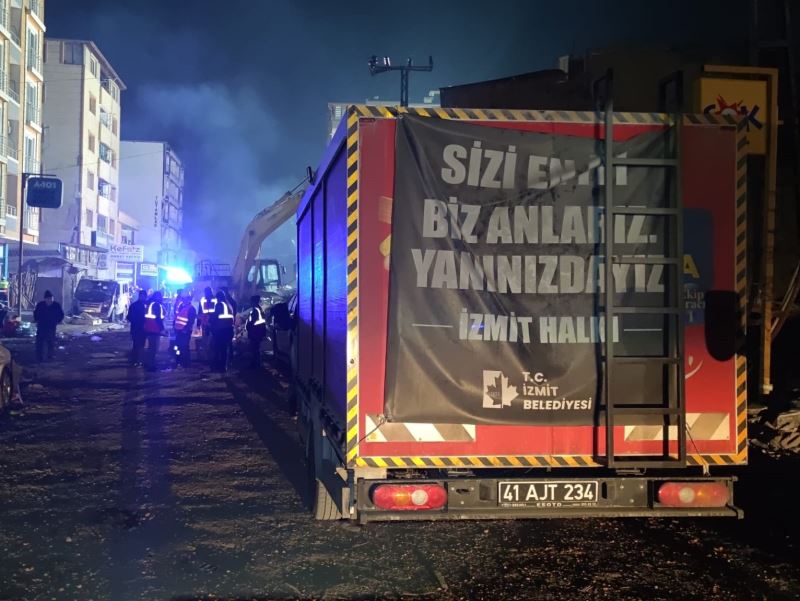 İZMİT BELEDİYESİNİN TAKVİYE EKİPLERİ KIRIKHAN’A VARDI