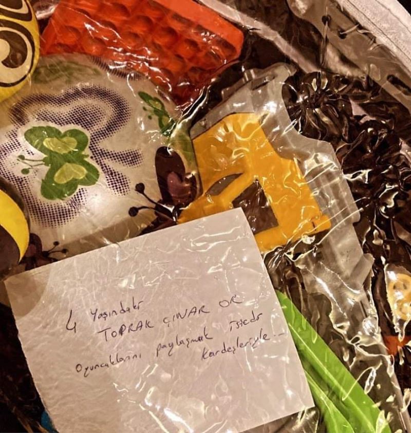 İZMİTLİ KÜÇÜK TOPRAK ÇINAR, OYUNCAKLARINI DEPREMZEDELERE GÖNDERDİ