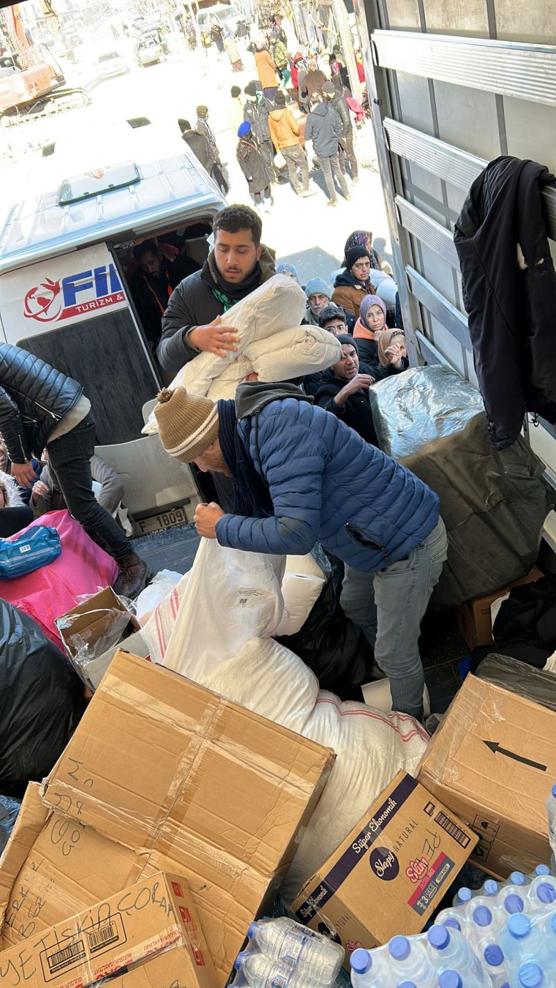 ADIYAMAN’A ULAŞAN İZMİT BELEDİYESİ YARDIM TIRLARI DEPREMZEDELERE NEFES ALDIRDI