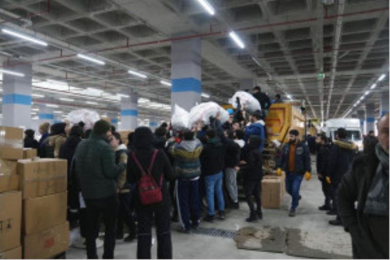 ÜMRANİYE’DE 180 TIR’LIK YARDIM MALZEMESİNİ ARI GİBİ ÇALIŞAN GENÇLER HAZIRLADI