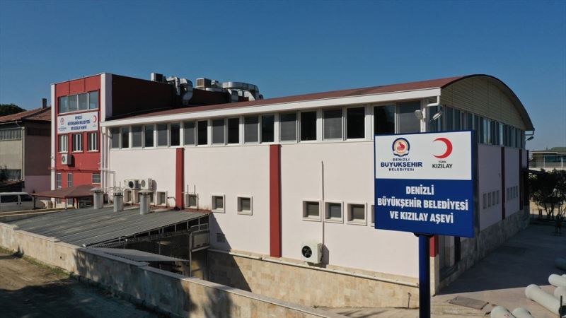 Denizli’ye gelen depremzedelerin sıcak yemekleri Büyükşehir’den
